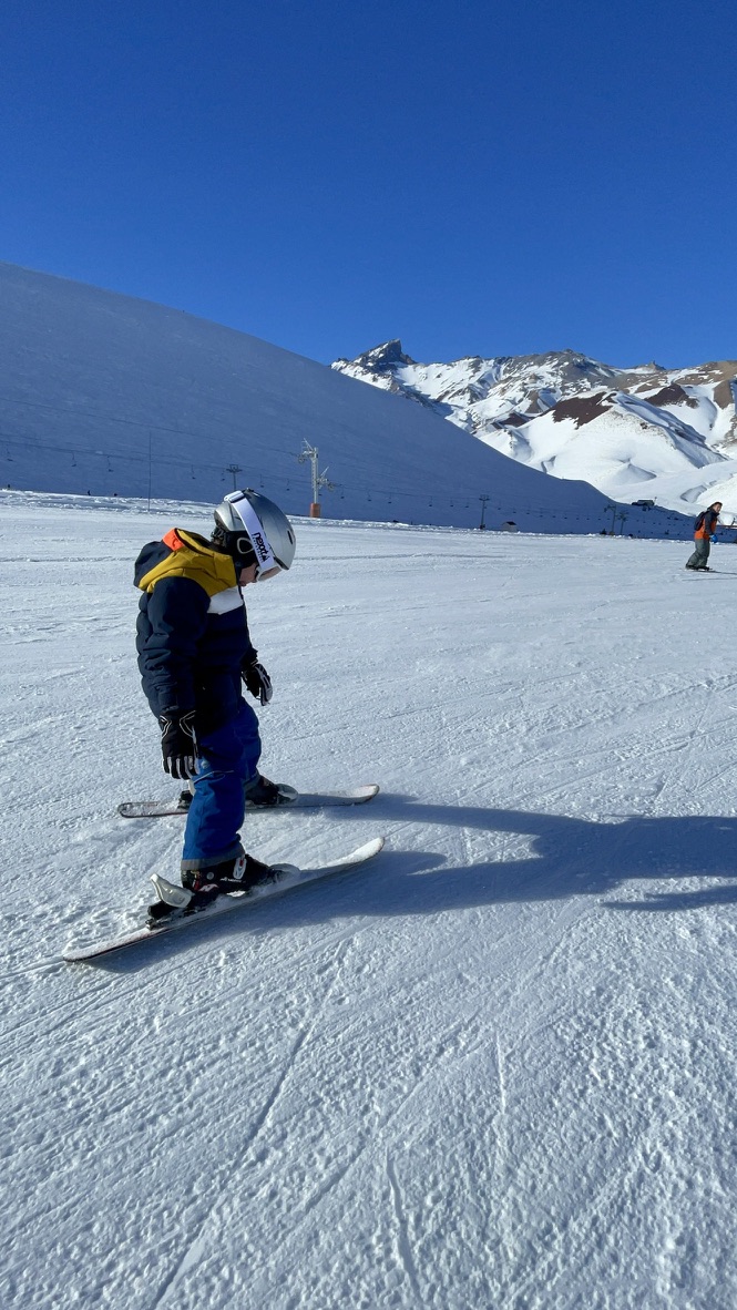 Niño esquiando solo en las pistas de Las Leñas