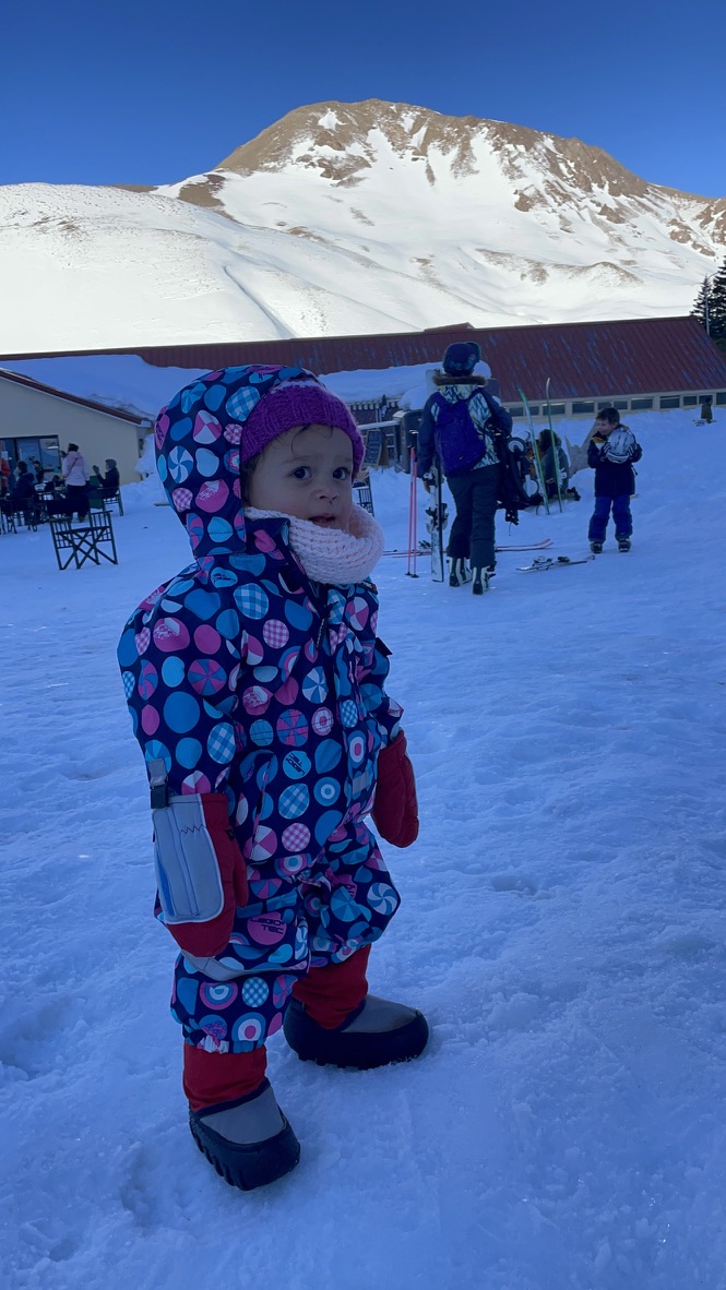 Nena chiquita en la nieve en Las Leñas